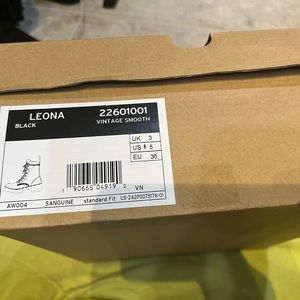 Dr. Martens Leona Black Vintage Smooth Boot Box Label